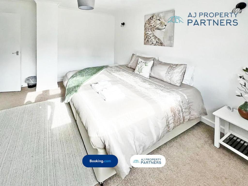 Premium Deal L Hill View Home L Last-Minute Offer L Cheltenham L Aj Properties L Perfect For Short Or Long Stays L 4Beds 4Bedrooms Εξωτερικό φωτογραφία