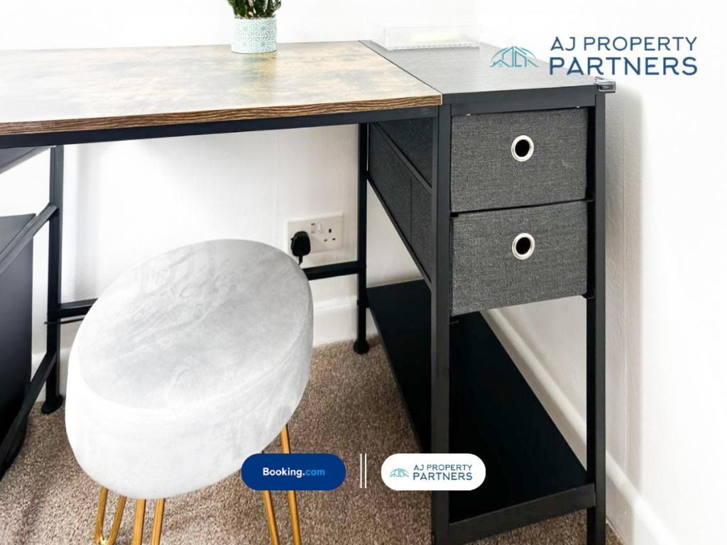 Premium Deal L Hill View Home L Last-Minute Offer L Cheltenham L Aj Properties L Perfect For Short Or Long Stays L 4Beds 4Bedrooms Εξωτερικό φωτογραφία