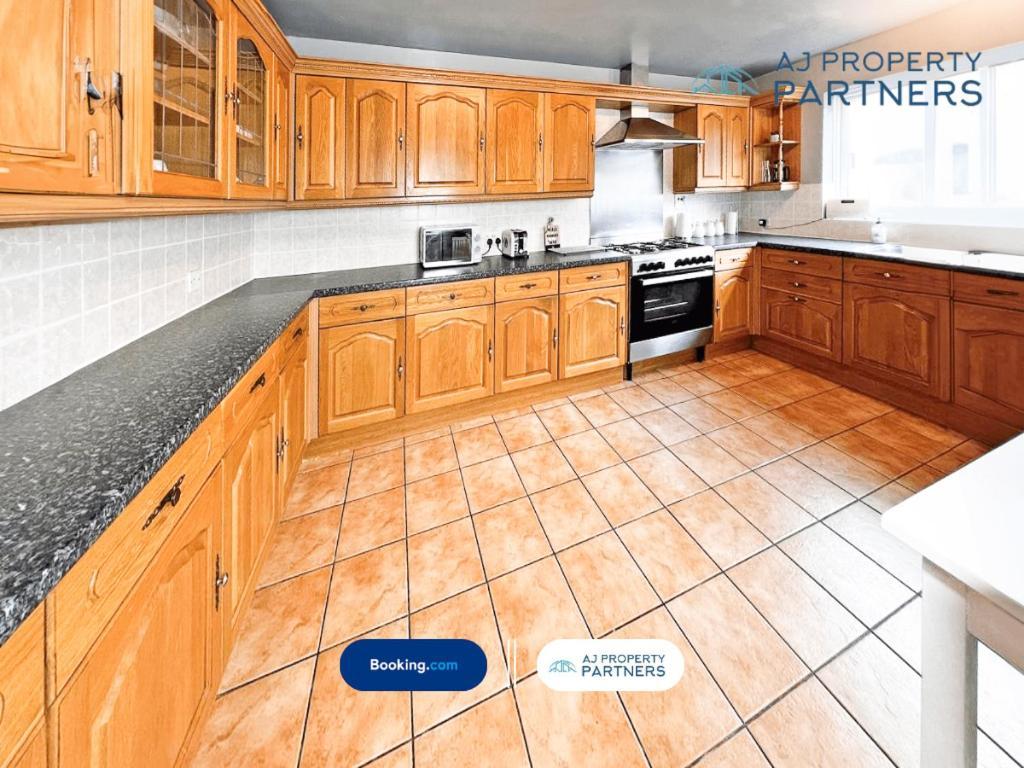 Premium Deal L Hill View Home L Last-Minute Offer L Cheltenham L Aj Properties L Perfect For Short Or Long Stays L 4Beds 4Bedrooms Εξωτερικό φωτογραφία