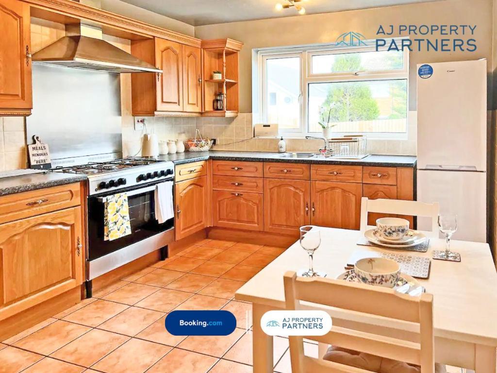 Premium Deal L Hill View Home L Last-Minute Offer L Cheltenham L Aj Properties L Perfect For Short Or Long Stays L 4Beds 4Bedrooms Εξωτερικό φωτογραφία