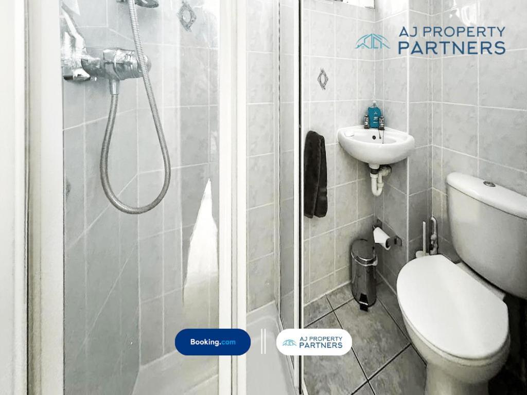 Premium Deal L Hill View Home L Last-Minute Offer L Cheltenham L Aj Properties L Perfect For Short Or Long Stays L 4Beds 4Bedrooms Εξωτερικό φωτογραφία