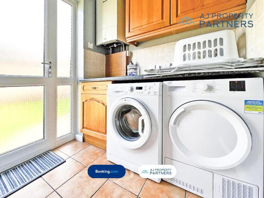 Premium Deal L Hill View Home L Last-Minute Offer L Cheltenham L Aj Properties L Perfect For Short Or Long Stays L 4Beds 4Bedrooms Εξωτερικό φωτογραφία